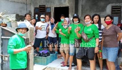 Suryo Hadisaputro, Koordinator Relawan Gajahmungkur, Sekaligus tukang masak Rumah Bundo menggandeng relawan Gajah Mungkur memberikan bantuan nasi Padang sebanyak 200 bungkus [Adi]