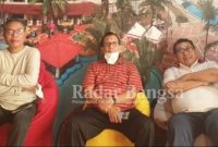 (kiri) Ketua Umum Serikat Media Siber Indonesia (SMSI), Firdaus di dampingi (tengah) Wakil Ketua Dewan Pers Hendry C.H. (kanan) sekretaris Jenderal SMSI M. Nasir [SMSI group]