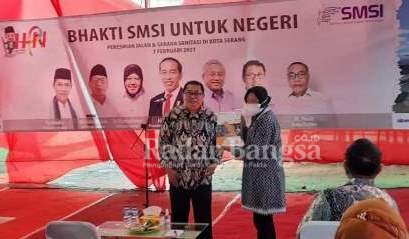 (kiri) Menteri Sosial RI Tri Rismaharini  (kanan) Ketua Umum SMSI Firdaus dalam sambutan rangkaian acara menyambut Hari Pers Nasional (HPN) [smsi grup]