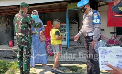 (kanan) Sertu Suzaki Erfan Babinsa Desa Dagan, Kecamatan Solokuro sat mengunjungi warga. Minggu (14/03/2021).