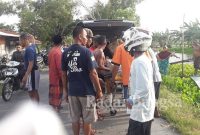 Warga  saat mengevakuasi korban di bawa ke rumah sakit.(Ist)