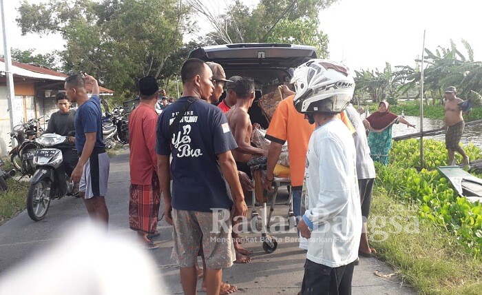 Warga  saat mengevakuasi korban di bawa ke rumah sakit.(Ist)