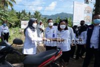 Satu unit kendaraan roda dua  diserahkan olehIpuk Bupati  kepada Dian Larasati, bidan yang bertugas di pos kesehatan desa (poskesdes) Dusun Sukamade Desa Sarongan, Rabu (24/3/2021) [KMF]