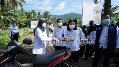 Satu unit kendaraan roda dua  diserahkan olehIpuk Bupati  kepada Dian Larasati, bidan yang bertugas di pos kesehatan desa (poskesdes) Dusun Sukamade Desa Sarongan, Rabu (24/3/2021) [KMF]