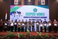  Reward berupa sertifikat penghargaan disampaikan Bupati Sidoarjo H. Ahmad Muhdlor Ali S.IP dalam kegiatan Ekspose Monev kinerja perangkat daerah tahun 2020 di Fave Hotel Sidoarjo, Selasa, (16/3). [IST]