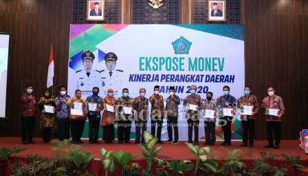  Reward berupa sertifikat penghargaan disampaikan Bupati Sidoarjo H. Ahmad Muhdlor Ali S.IP dalam kegiatan Ekspose Monev kinerja perangkat daerah tahun 2020 di Fave Hotel Sidoarjo, Selasa, (16/3). [IST]