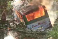 Bus antar kota Sinar Mandiri dengan nopol N 7428 IG  yang terbakar di tepi jalan [IST]