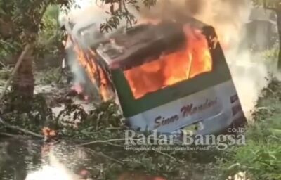 Bus antar kota Sinar Mandiri dengan nopol N 7428 IG  yang terbakar di tepi jalan [IST]