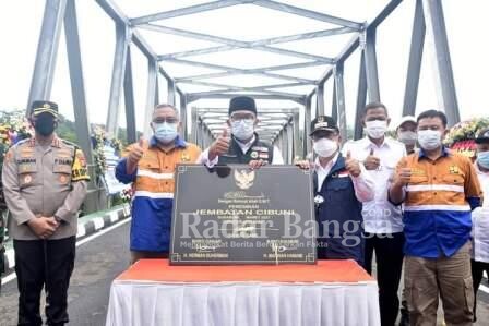 Gubernur Jawa Barat Ridwan Kamil bersama Bupati Sukabumi Marwan Hamami dan Plt. Bupati Cianjur H. Herman Suherman menggunting pita sebagai bukti diresmikannya jembatan Cibuni penghubung dua kabupaten yaitu kabupaten Cianjur dengan kabupaten Sukabumi. [IST]