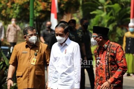 Bupati Sidoarjo dampingi  Presiden Republik Indonesia Joko Widodo meninjau pelaksanaan vaksinasi perdana AstraZeneca di pendopo Kabupaten Sidoarjo [HMS]