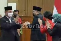  Ketua Fraksi Partai NasDem DPRD Kabupaten Kediri, Drs. H. Lutfi Mahmudiono memberikan selamat kepada Mas Bup dan Mbak Wabup [IST]