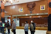 Khusnul Arif, S.Sos menyerahkan draft ADART Dewan Kesenian dan Kebudayaan Kabupaten Kediri