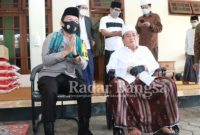 Kapolda Jawa Timur, Irjen Pol Nico Afinta, bersama pengasuh Ponpes Al Falah Ploso, KH Zainuddin Djazuli [IST]