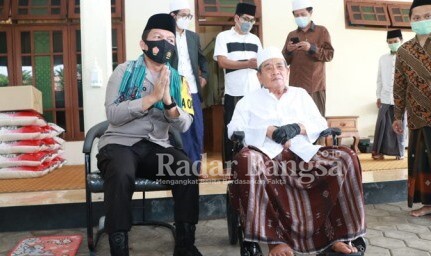 Kapolda Jawa Timur, Irjen Pol Nico Afinta, bersama pengasuh Ponpes Al Falah Ploso, KH Zainuddin Djazuli [IST]