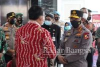 Kapolri Jendral Pol Listiyo Sigit Prabowo dan rombongan dalam kunjungannya akan meninjau vaksinasi yang dilaksanakan di Puskesmas Pandanaran Kota Semarang  [HMS]