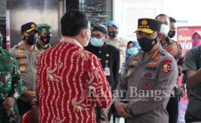 Kapolri Jendral Pol Listiyo Sigit Prabowo dan rombongan dalam kunjungannya akan meninjau vaksinasi yang dilaksanakan di Puskesmas Pandanaran Kota Semarang  [HMS]