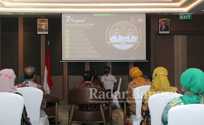 Bupati Lamongan Yuhronur Efendi, saat pemaparan komitmen pembangunan bertempat di Hotel Double Tree by Hilton Surabaya, Jumat (19/03/2021) [IST]