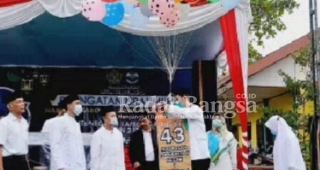  Kepala MTsN 1 Lamongan Drs. H. Sutar, MM., yang didampingi oleh para stakeholder madrasah melepas balon sebagai tanda peringatan HUT MTsN 1 yang ke- 43 pada Selasa (16/03/2021) 