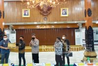 Khusnul Arif, S.Sos, secara simbolis menyerahkan nama “Panjalu Jayati” kepada Mas Bup Dhito untuk diresmikan menjadi nama Pendapa Kabupaten Kediri (Fatkhul)