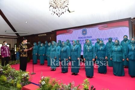 Bupati Lamongan Yuhronur Efendi mengukuhkan kepengurusan TP PKK Lamongan masa bakti 2021-2024 di pendopo Lokatantra (12/03/2021) [IST]
