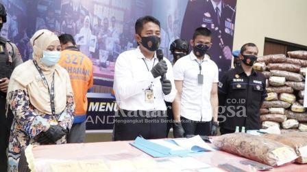 {Tengah) Kasatreskrim Polresta Sidoarjo Kompol Muhammad Wahyudin Latif saat konfrensi pers [IST] 