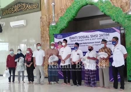 Pembagian bantuan di gelar di  Masjid Siti Suci Nur Rohmah Perumahan Magersari Sidoarjo ini dihadiri langsung Bupati Sidoarjo, H. Ahmad Muhdlor Ali, S.IP [SMSI]