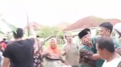 Warga Desa Sokobanah Tengah Kecamatan Sokobanah Sampang ngamuk dan melepaskan HS terduga bandar Narkoba dari tangkapan BNNP Jatim di lokasi kamis 4/3 ((IST))