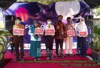  Syakirah Amalia (seragam hijau) saat penerimaan juara Lomba Phytagoras oleh SMAN I Pamekasan [IST]