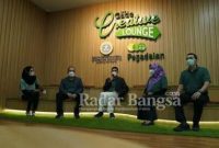Direktur Utama PT Pegadaian, Kuswiyoto meresmikan The Grade Creative Lounge Lt. 3 FEB Unair [IST]