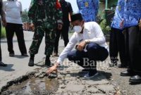  Wakil Bupati Sidoarjo, Subandi saat sidak jalan rusak di desa kedungbocok [IST]