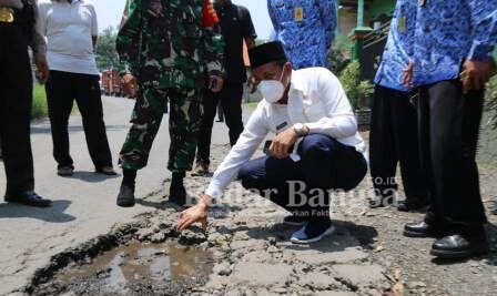  Wakil Bupati Sidoarjo, Subandi saat sidak jalan rusak di desa kedungbocok [IST]