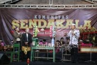 Bupati Yuhronur meresmikan Komunitas Sendakala (Seniman Muda Kabupaten Lamongan). [Ist]