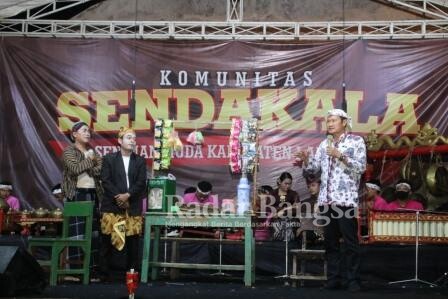 Bupati Yuhronur meresmikan Komunitas Sendakala (Seniman Muda Kabupaten Lamongan). [Ist]