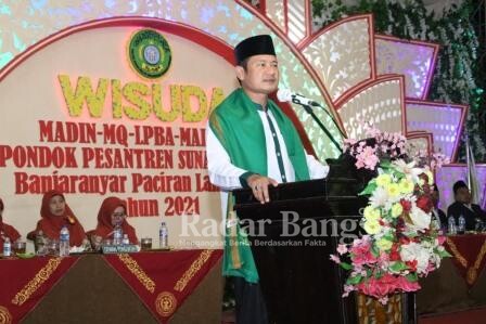  Bupati Lamongan Yuhronur Efendi pada orasi ilmiah nya saat wisuda santri Pondok Pesantren Sunan Drajad [IST]