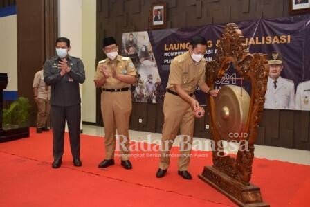 Bupati Lamongan melaunching SINOLLA (Kompetisi Inovasi Pelayanan Publik Lamongan di Ruang Pertemuan gajah Mada Pemkab Lamongan, Senin (29/03). [IST]