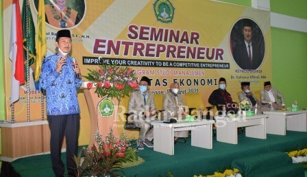 Bupati Lamongan Yuhronur Efendi saat sambutan seminar kewirausahaan dan manajemen bertajuk Improve Your Creativity to be a Competitive Entrepreneur yang diselenggarakan Prodi Manajemen Fakultas Ekonomi Universitas Lamongan (UNISLA) di gedung UNISLA, Rabu (17/03/2021) [IST]