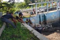 korsda Srono bersama Hippa kerja bakti bersihkan sampah atau batang bambu dan batang pohon [HR]