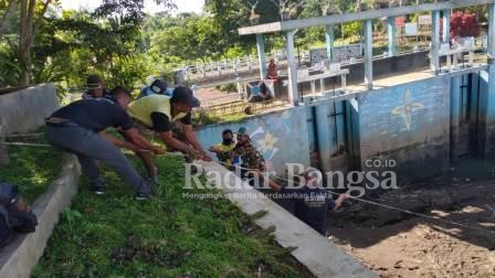 korsda Srono bersama Hippa kerja bakti bersihkan sampah atau batang bambu dan batang pohon [HR]