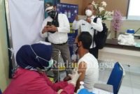  Camat Kecamatan Cidaun Herlan Iskandar sedang divaksinasi oleh Tim Vaksinasi Puskesmas Cidaun, Kabupaten Cianjur, Provinsi Jawa Barat [IST]