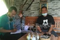 Kades Sindangsari Kecamatan Leles, Kabupaten Cianjur, Provinsi Jawa Barat H. Endang Mulyadi sedang menceritakan tentang kondisi rumah-rumah penduduk hancur karena musibah bencana alam di desanya baru-baru ini (Ns)