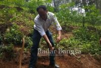 Asisten Perhutani (ASPER) Sindang Barang Kabupaten Cianjur SOIP sedang menanam pohon dan mengajak masyarakat lestarikan hutan [EA]