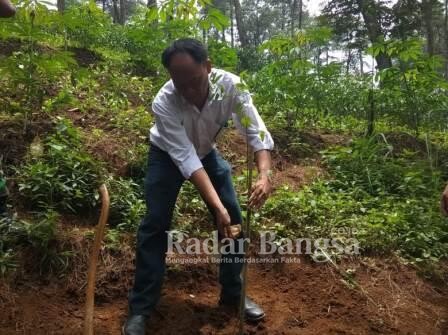 Asisten Perhutani (ASPER) Sindang Barang Kabupaten Cianjur SOIP sedang menanam pohon dan mengajak masyarakat lestarikan hutan [EA]