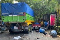 Truk Dam Oleng di Jalan Kusuma Bangsa, Kelurahan Sukorejo, Jumat (2632021), pagi. [IST]