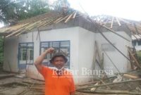 Kades Bojongkasih, Kecamatan Kadupandak, Kabupaten Cianjur, Provinsi Jawa Barat DADI ANWAR MUSADAD saat merehap mushaalla kantor desa sebagai bukti keseriusan dalam mewujudkan masyarakat religius. [Afzal Ns/RadarBangsa.co.id]