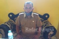 Kades Bunisari, Kecamatan Agrabinta, Kabupaten Cianjur, Provinsi Jawa Barat, RUYATMAN sedang menceritakan kondisi desanya kepada awak media di ruang kerjanya. (Nst)