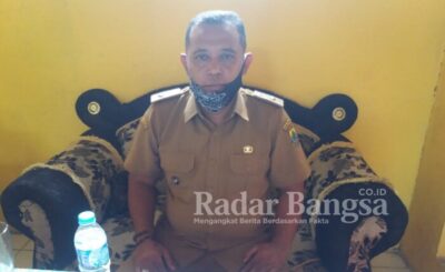 Kades Bunisari, Kecamatan Agrabinta, Kabupaten Cianjur, Provinsi Jawa Barat, RUYATMAN sedang menceritakan kondisi desanya kepada awak media di ruang kerjanya. (Nst)