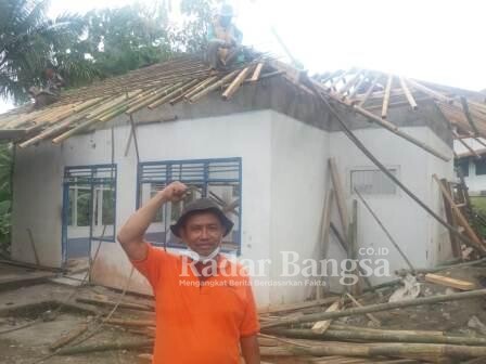 Kades Bojongkasih, Kecamatan Kadupandak, Kabupaten Cianjur, Provinsi Jawa Barat DADI ANWAR MUSADAD saat merehap mushaalla kantor desa sebagai bukti keseriusan dalam mewujudkan masyarakat religius. [Afzal Ns/RadarBangsa.co.id]