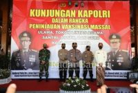 Kapolri Jenderal Listyo Sigit Prabowo saat meninjau kegiatan Vaksinasi Massal Para Ulama, Tokoh Lintas Agama, Santri, Dosen dan Guru di Pendapi Gedhe Balikota Surakarta, Kamis (25/03/2021) [hms]