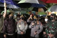  Kapolri Jenderal Listyo Sigit Prabowo bersama Panglima TNI Marsekal Hadi Tjahjanto meninjau lokasi bom bunuh diri di depan Gereja Katedral [Hms]