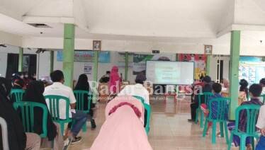 Tim Mahasiswa Kuliah Kerja Nyata Pencerahan (KKN-P) 30 Universitas Muhammadiyah Sidoarjo (Umsida) melakukan pelatihan “Pemanfaatan Sampah Organik Menjadi Cairan Ajaib Yang Multifungsi” di Desa Candinegoro [IST]